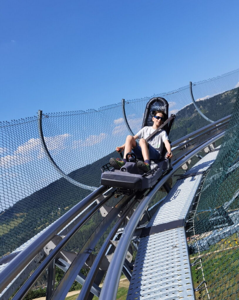 Der Mammut Alpine Coaster bringt uns vom Skywalk hinunter zum Spielplatz mit Riesen-Mammut in Ostböhmen