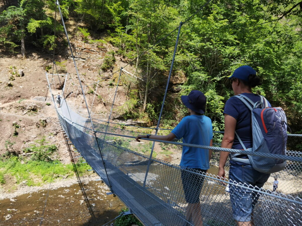 Neue Manderscheid Sehenswürdigkeit: Die Hängebrücke über die Lieser