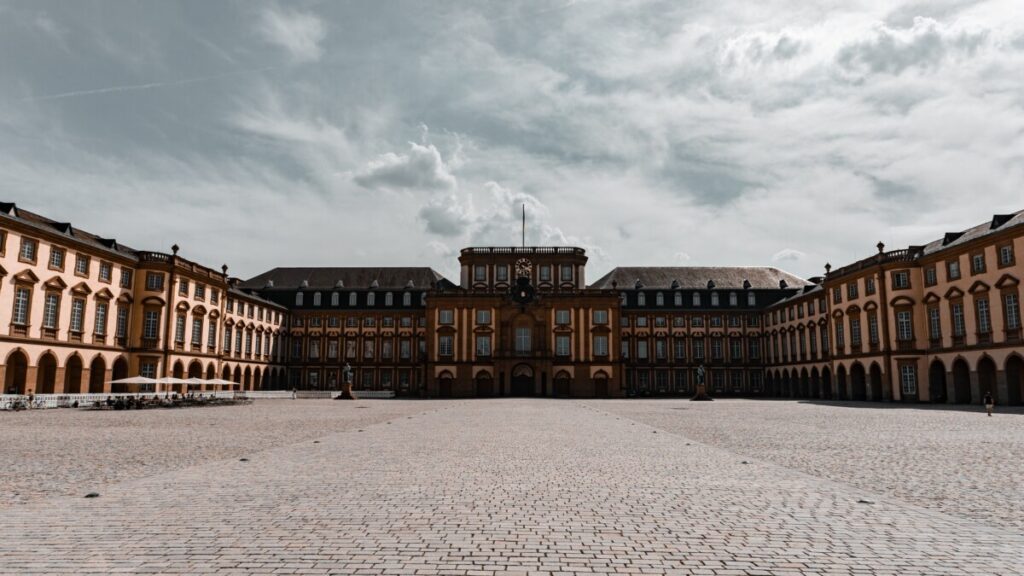 Mannheim bei Regen - besuch das riesige Barockschloss!