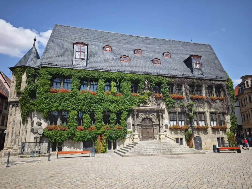 Direkt am Marktplatz Quedlinburg steht das riesige Rathaus