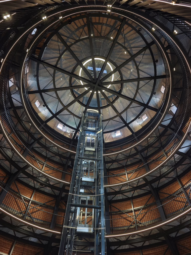 Blick in den Turm der Memelburg von unten - hinauf geht es über Stufen oder einen Aufzug