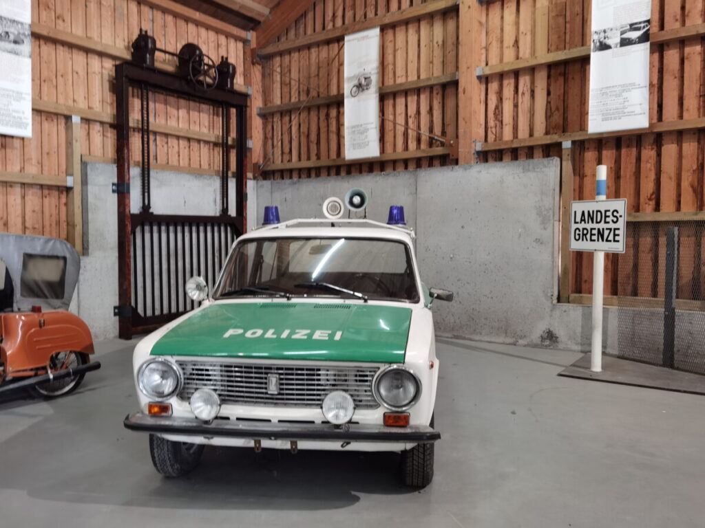 elgebirge bei Regen: Das ehemals geteilte Mödlareuth mit den historischen Ausstellungsstücken