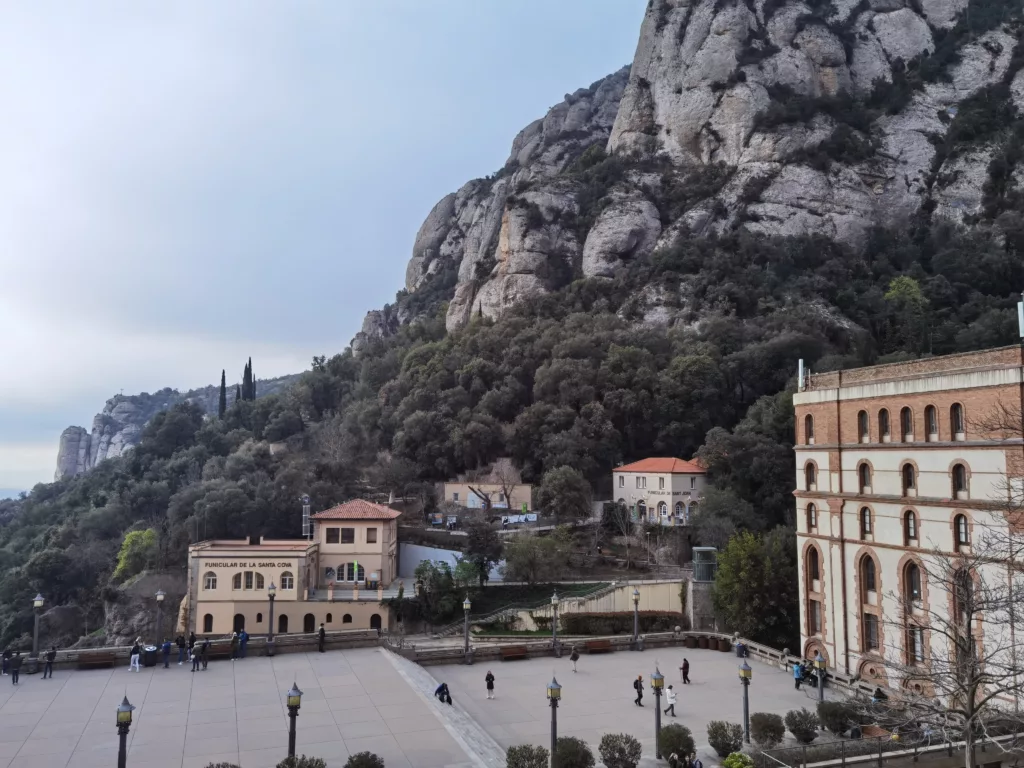 Zum Kloster Montserrat gehört ein riesiger Platz, mitten in den Felsen des Gebirges