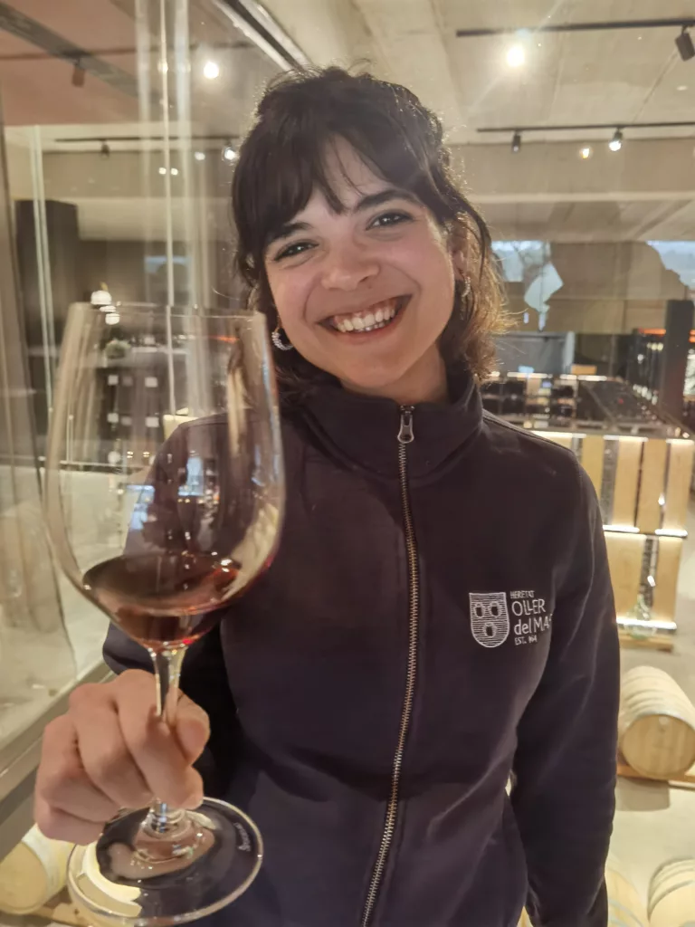 Tanit zeigt uns das Weingut Oller del Mas und lebt ihren Job