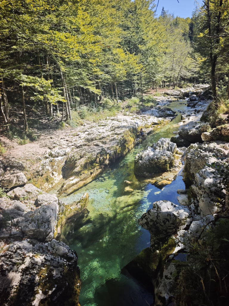 Oberhalb der Teufelsbrücke kommst du an diese schöne Stelle der Mostnica-Schlucht