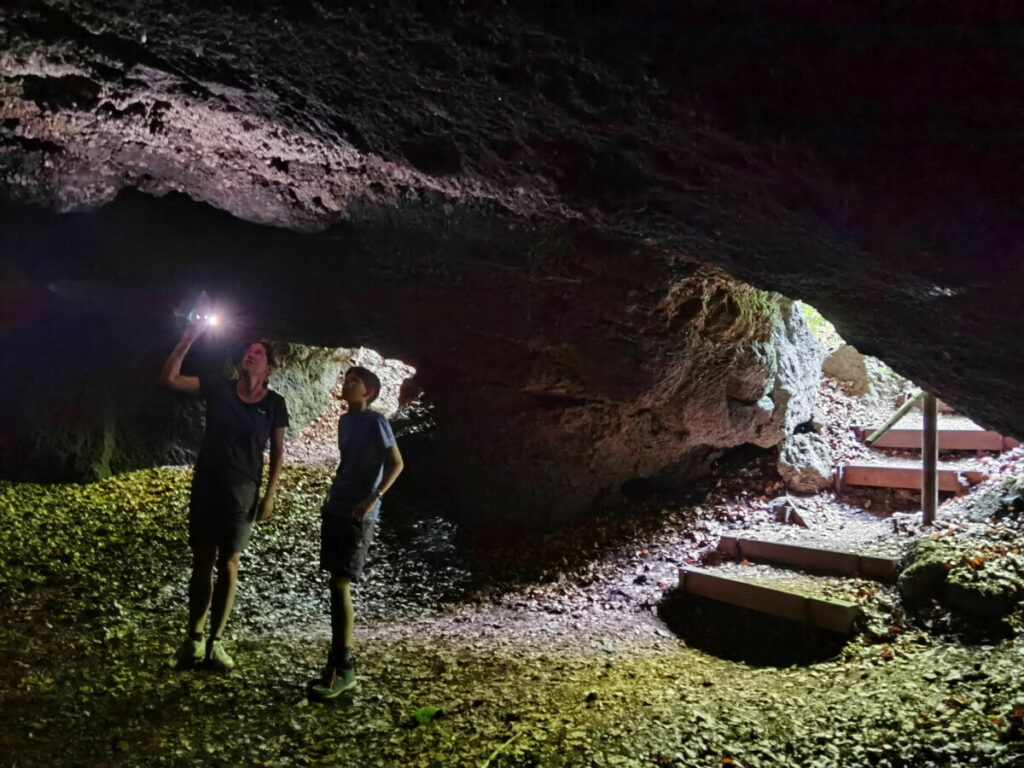 Der Mühlsteinhöhlen Rundweg - ein Geheimtipp in der Eifel mit Kindern