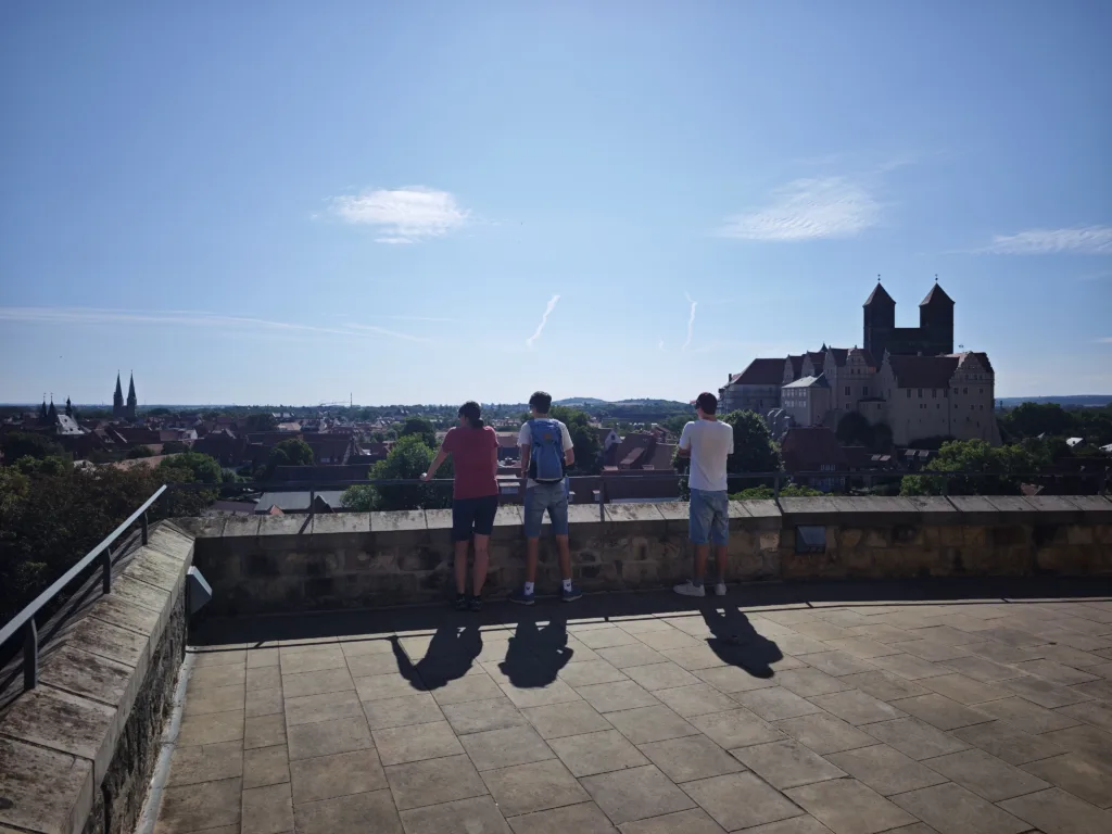 Oben erreichen wir am Mühlenberg den Quedlinburg Aussichtspunkt