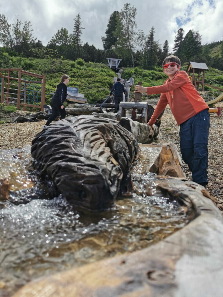 Murmelland Zillertal Wasserspielplatz - zuerst am Wasser spielen und dann zu den Murmeltieren