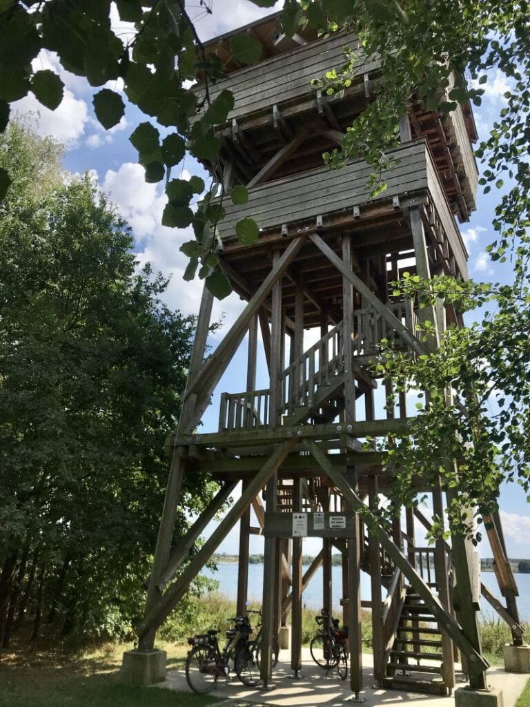 Dieser 16 Meter hohe Aussichtsturm liegt direkt am Murner See Rundweg