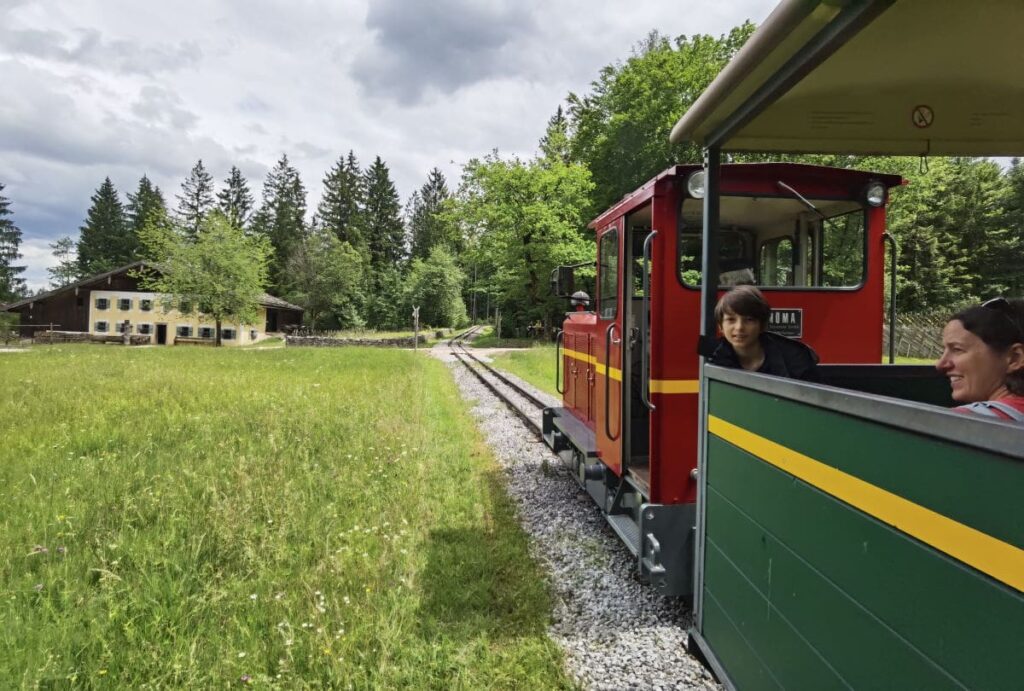 Mit der Museumseisenbahn durch das Salzburger Freilichtmuseum - ein Highlight für Kinder
