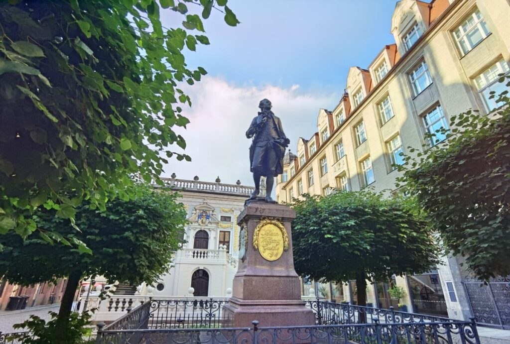 Rätsel in Leipzig mit Kindern: Wie lange hat Goethe hier studiert? Auf der Statue findest du die Antwort