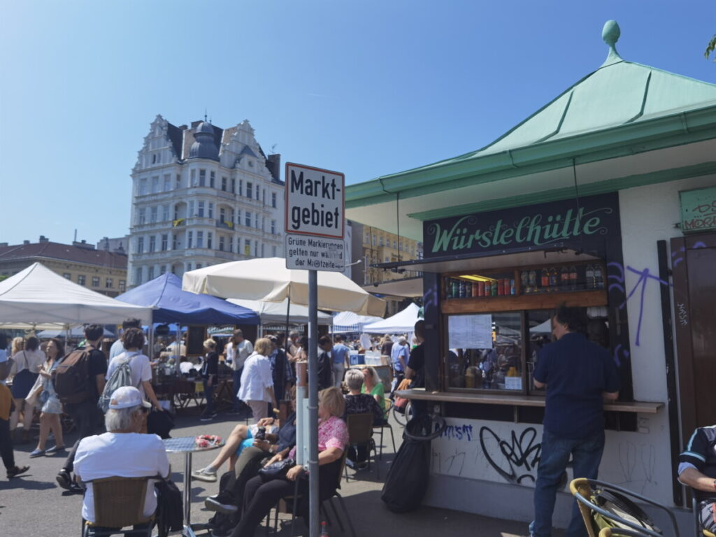 Am Samstag auf dem Naschmarkt Wien mit Kindern - großer Flohmarkt hinter dem Lebensmittelmarkt