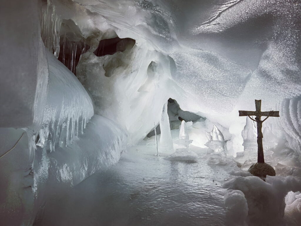 Die Eiskapelle im Natureispalast Hintertux