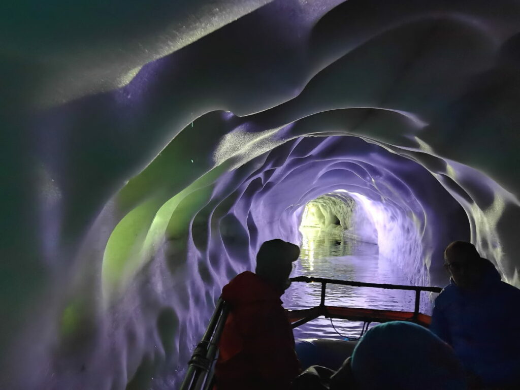 Im Natureispalast mit dem Boot fahren - ein mystisches Erlebnis