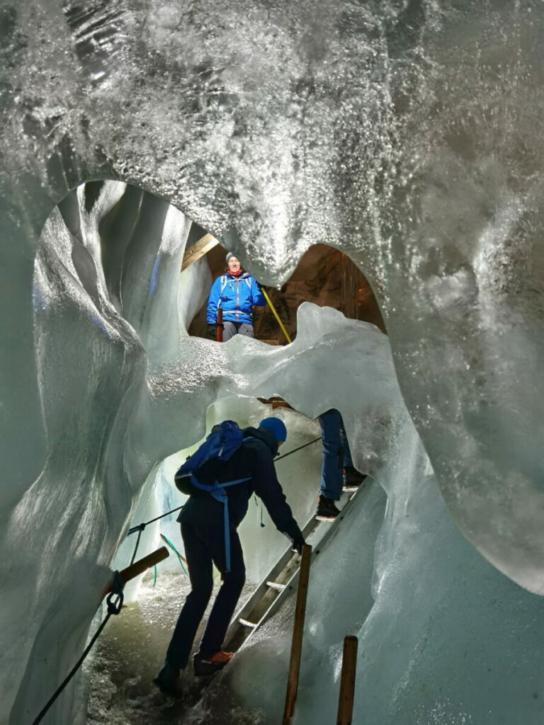 Über Leitern klettern wir durch die Eishöhle im Natureispalast Hintertux