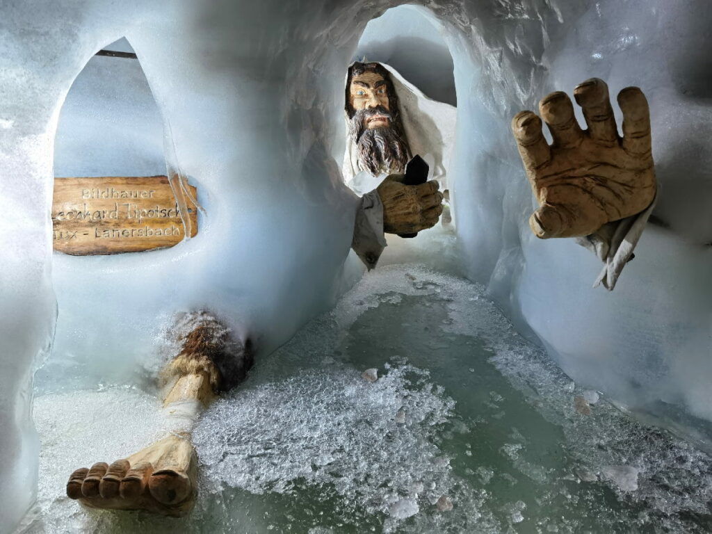 Das ist der Riese im Natureispalast im Hintertuxer Gletscher