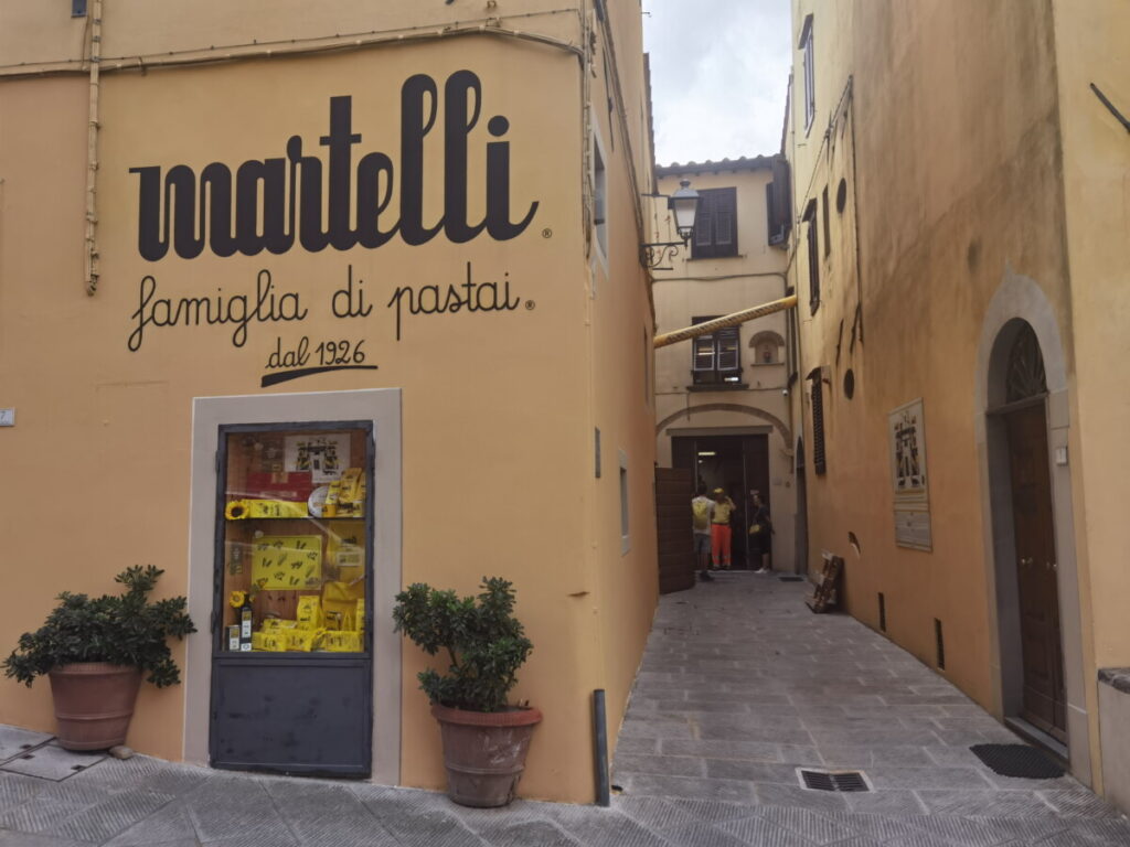 Familienurlaub Toskana mit Besuch in einer echten Nudelfabrik: Martelli in Lari bietet Führungen an