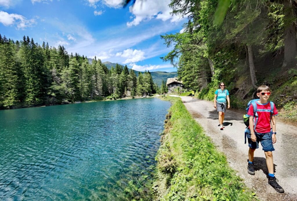 Von Almis Berghotel um den Obernberger See wandern