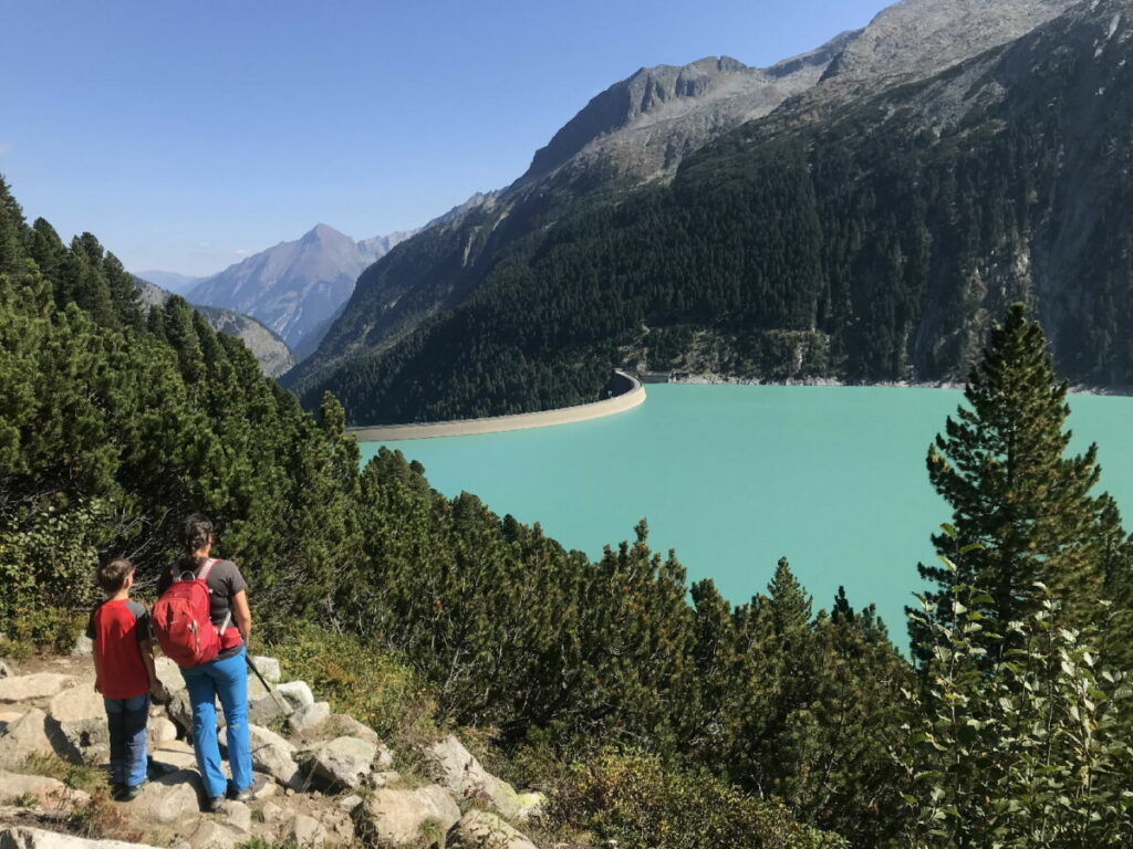 Oben in Tirol wandern - mit Blick auf den Schlegeisspeicher in den Zillertaler Alpen