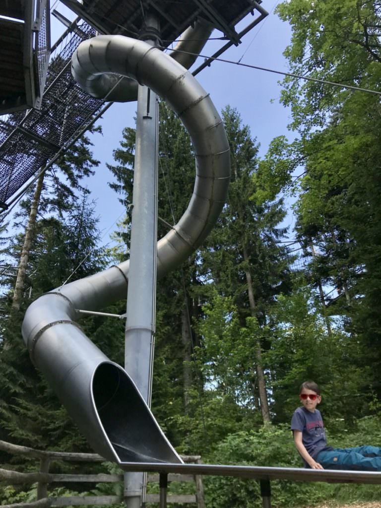 Osterurlaub mit Kindern - vom Skywalk kannst du in der langen Rutsche runter...