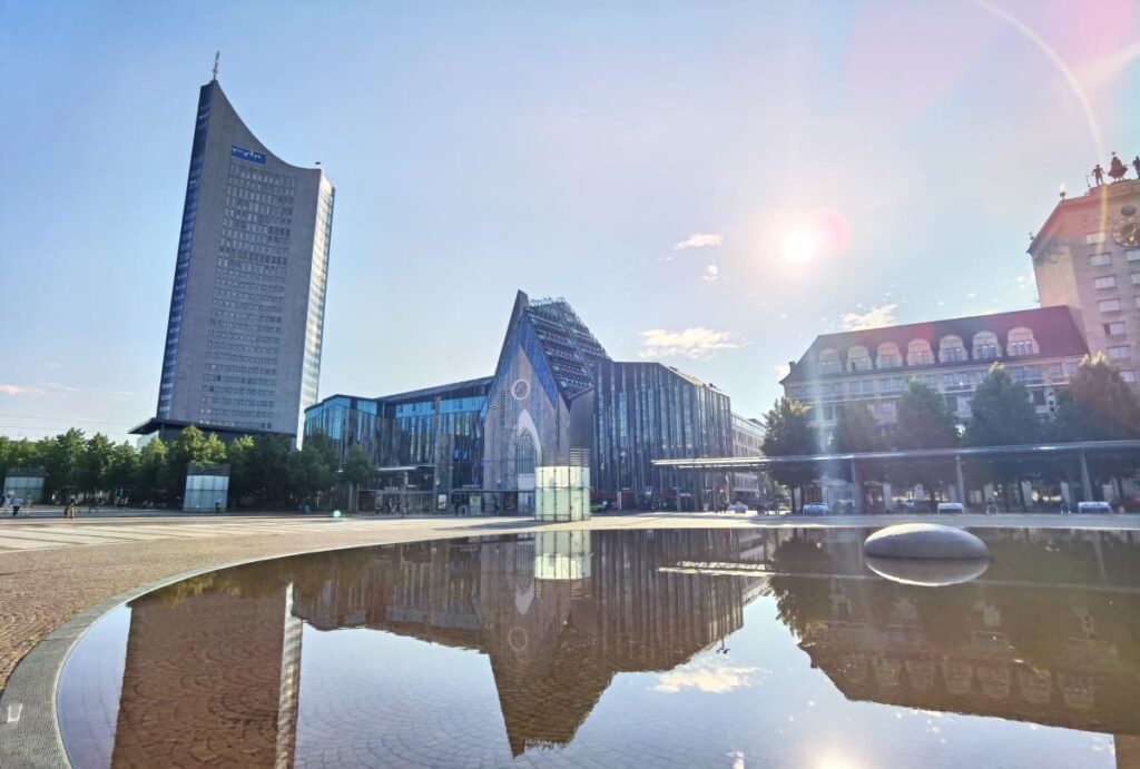 Links im Bild der Panoramatower - ein Ausflugsziel in Leipzig mit Kindern