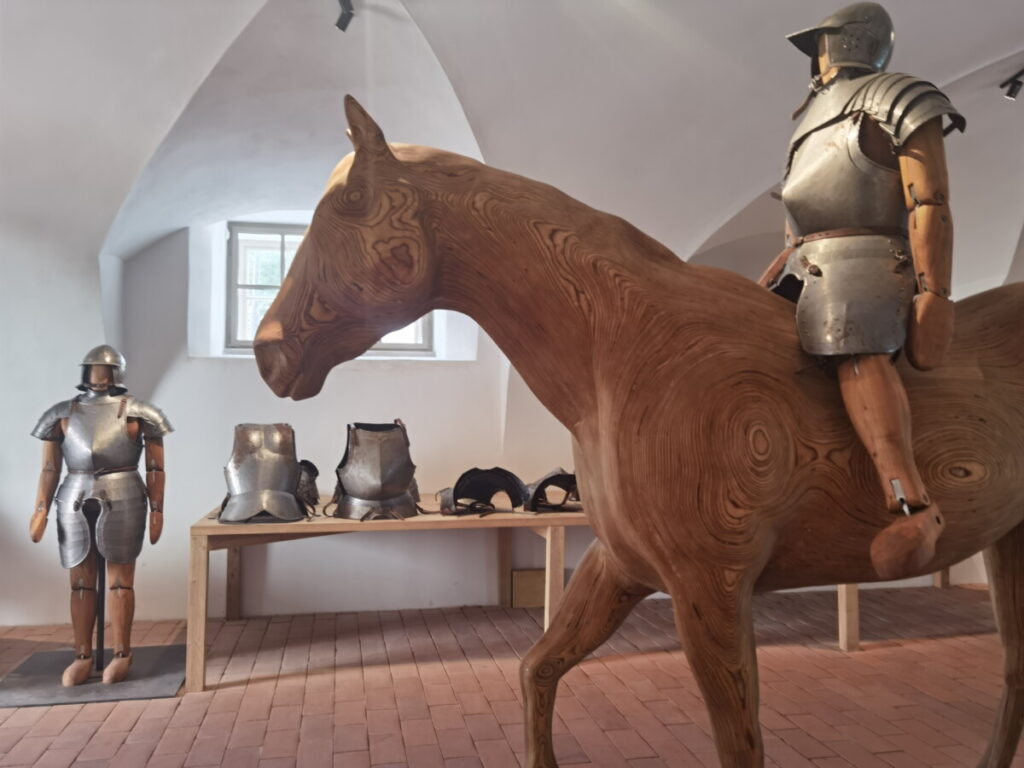 Innen im Schloss Pardubice gibt allerlei zu sehen, unter anderem eine Waffenkammer