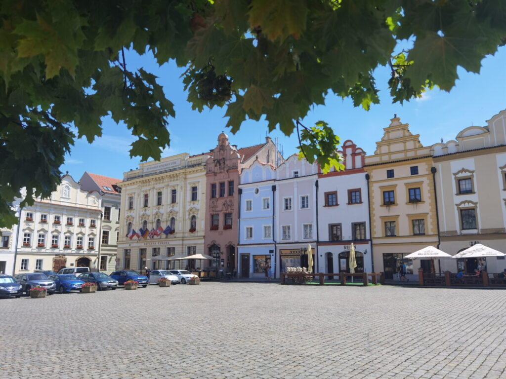 Zahlreiche bunte Hausfassaden beherrschen den Marktplatz von Pardubitz in Ostböhmen