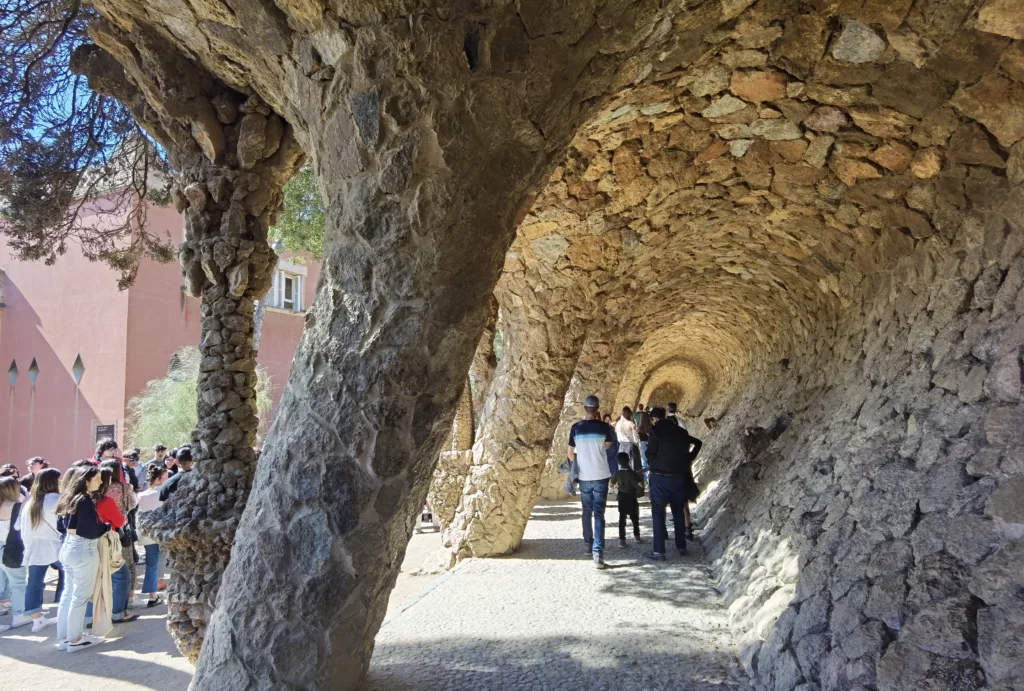 Spannende Gänge im Park Güell in Barcelona mit Kindern