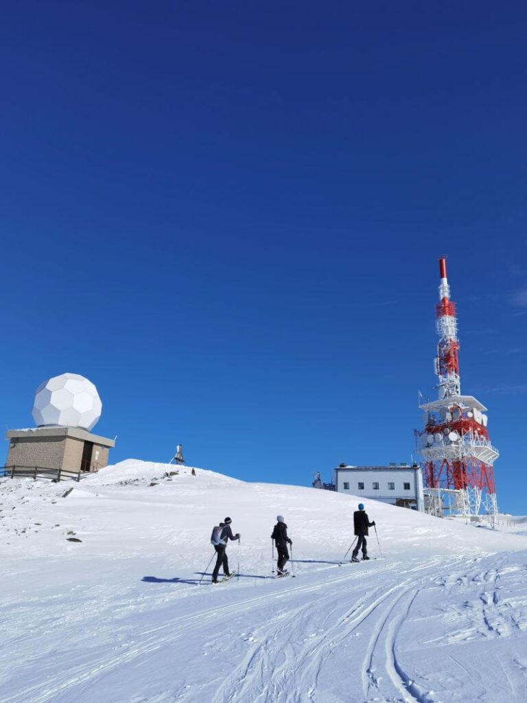Nun haben wir es gleich geschaft: Die letzten Meter auf dem Patscherkofel - Gipfel