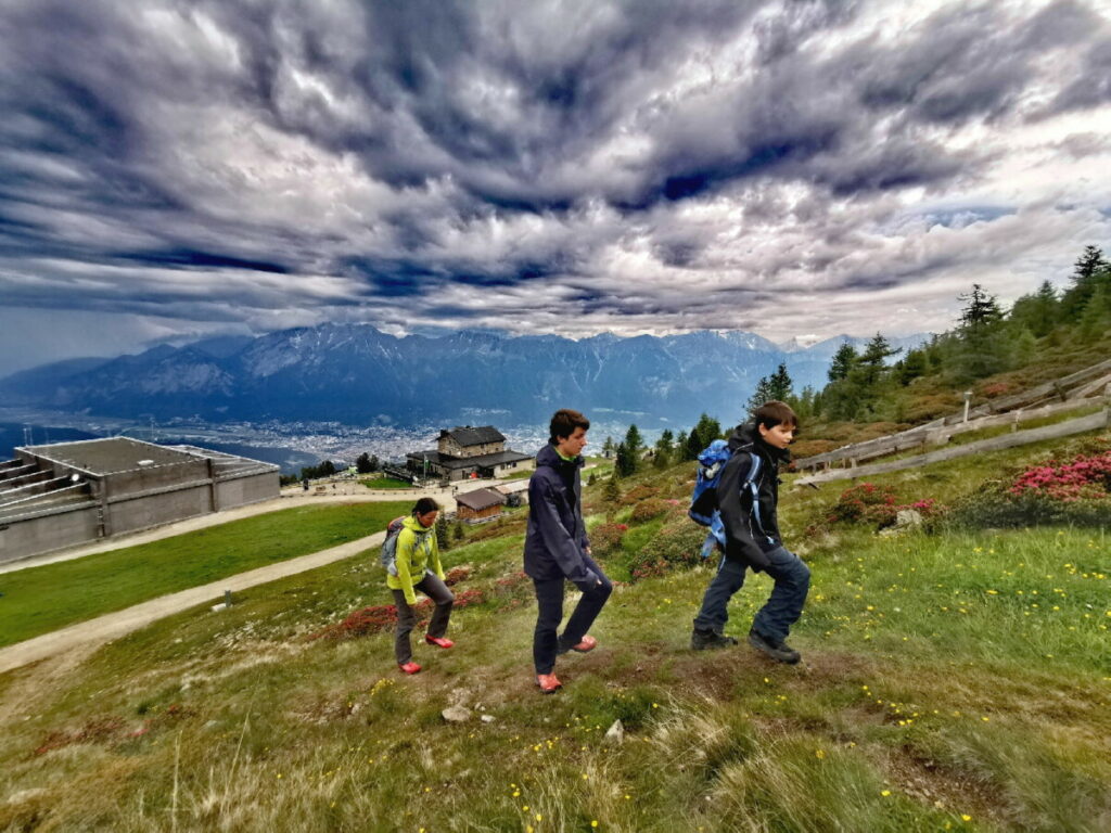 Start unserer Patscherkofel Wanderung mit ungeheuerer Wolkenstimmung