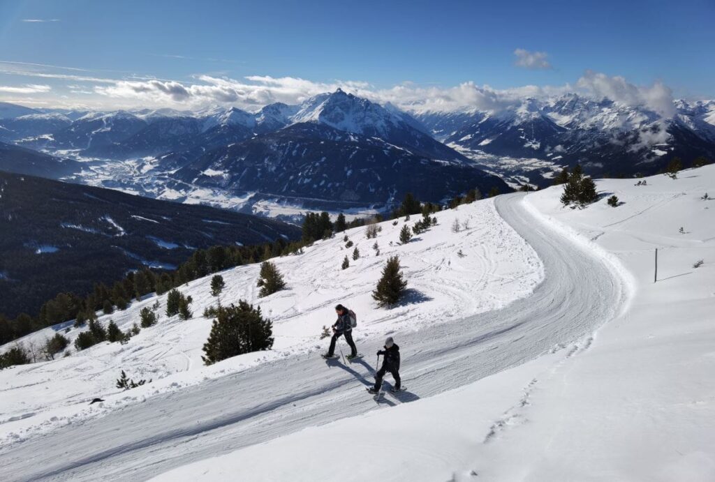 So aussichtsreich und genußvoll ist die Patscherkofel Winterwanderung - hier in der Bildmitte mit der Serles