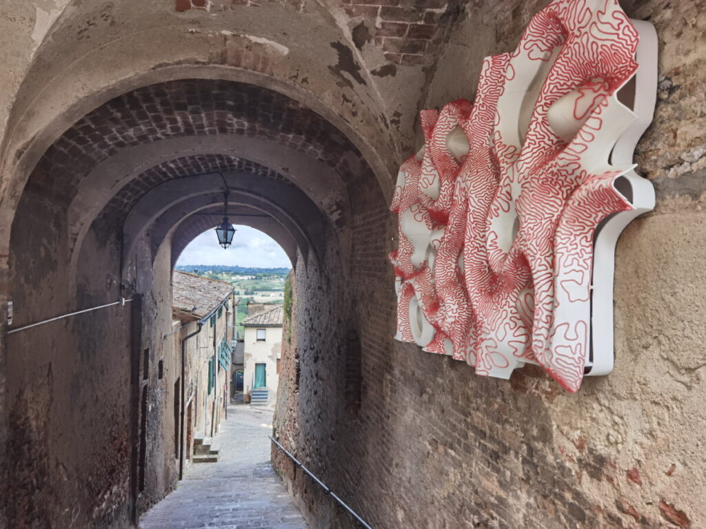 Die Altstadt Peccioli hat viele historischer und moderne Kunstwerke