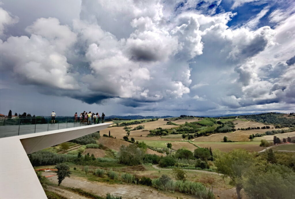 Die moderne Panoramaterrasse in Peccioli