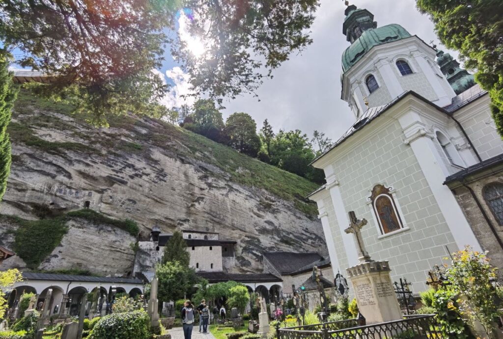 So idyllisch kann ein Friedhof sein: Der Petersfriedhof Salzburg