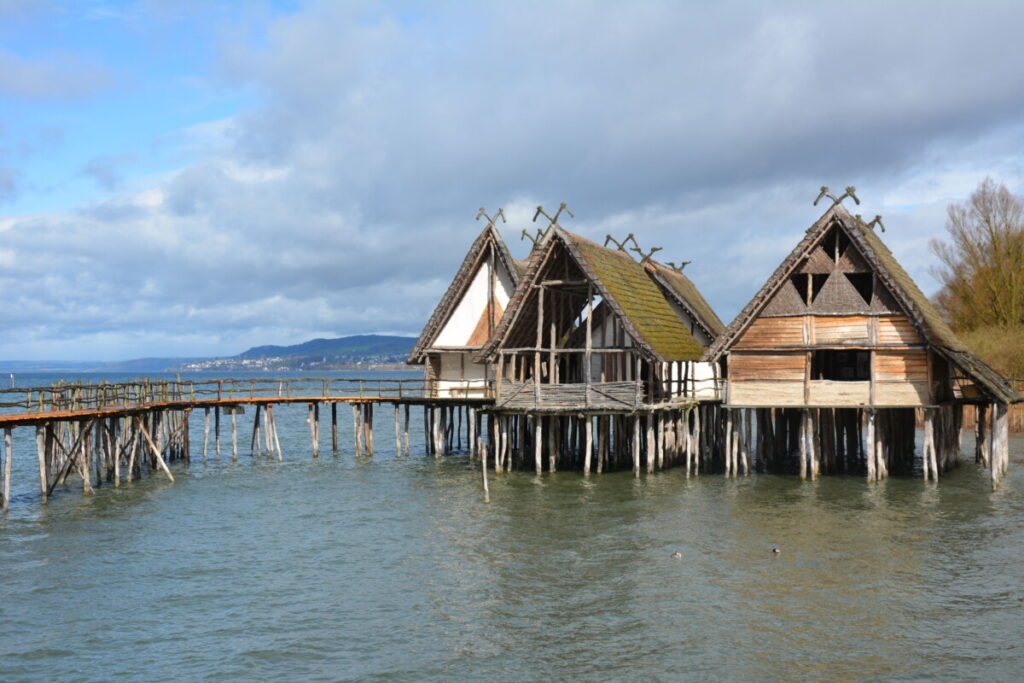 Rund um den Bodensee liegen in Deutschland Lindau, Friedrichshafen und Konstanz