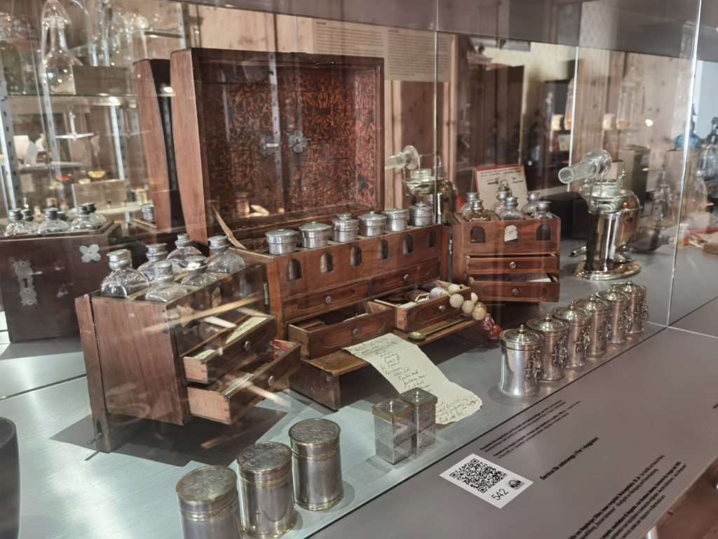 Historische Geräte im Pharmaziemuseum Brixen mit Kindern