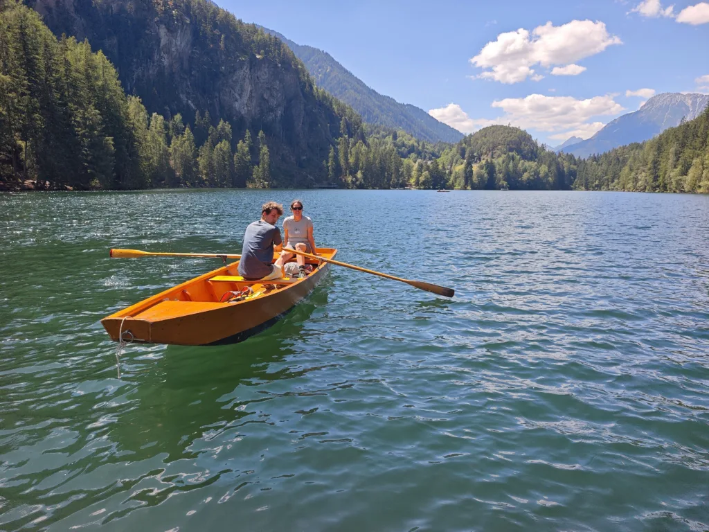 Nach der Wanderung am Piberger See sind wir mit dem Holzboot über den See gerudert