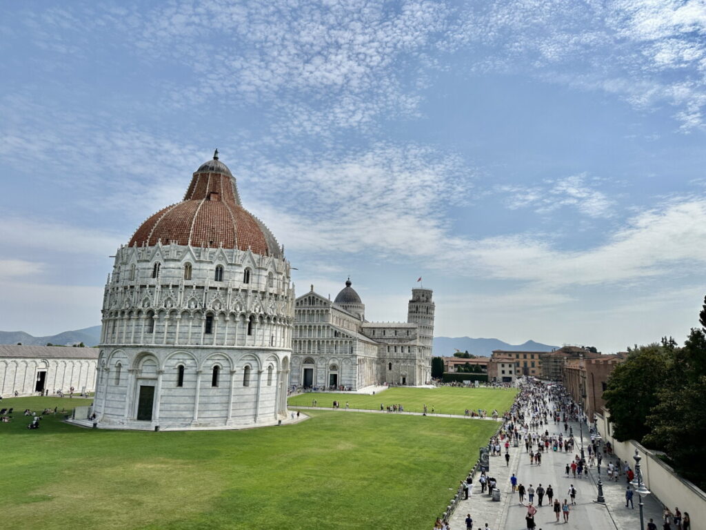 Die Piazza dei Miracoli ist ein vielbesuchtes Wunder - und trotz Touristenansturm sehr sehenswert in Pisa mit Kindern, Foto: Felix Schmidt