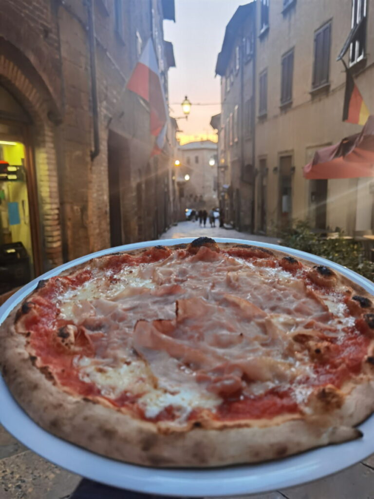 Gehört zu Italien: Pizza. Unser Tipp: Die Pizzeria Vecchia Maniera in Volterra