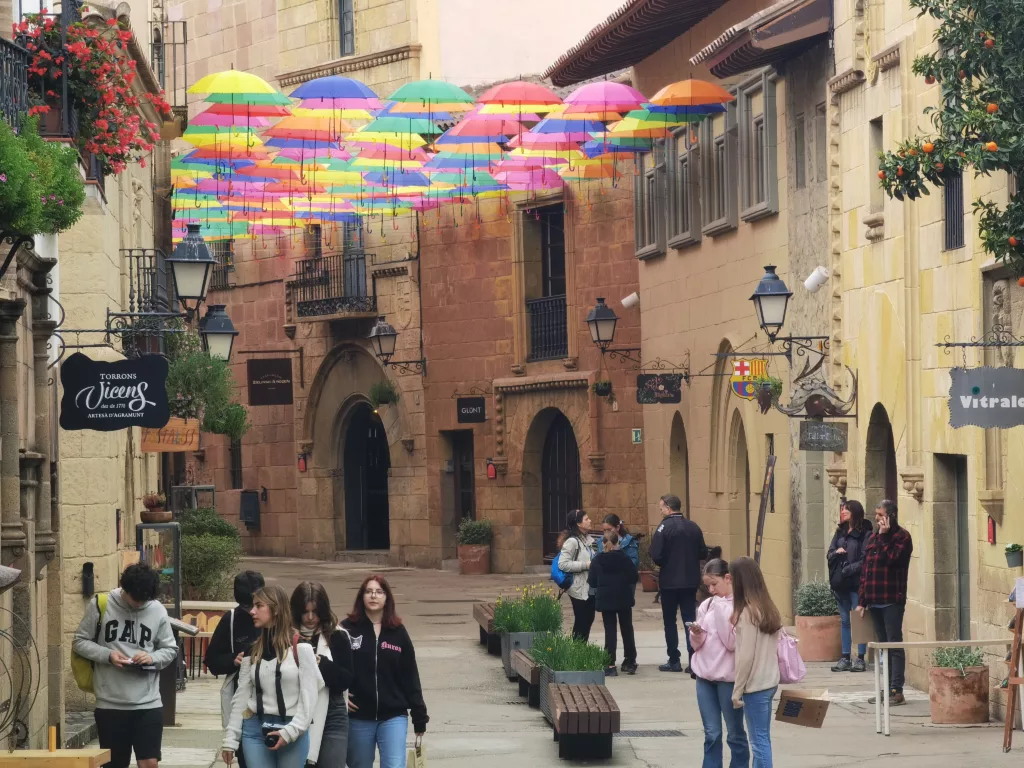 Das Spanische Dorf ist ein Freilichtmuseum, wo du ganz Spanien in Miniatur findest