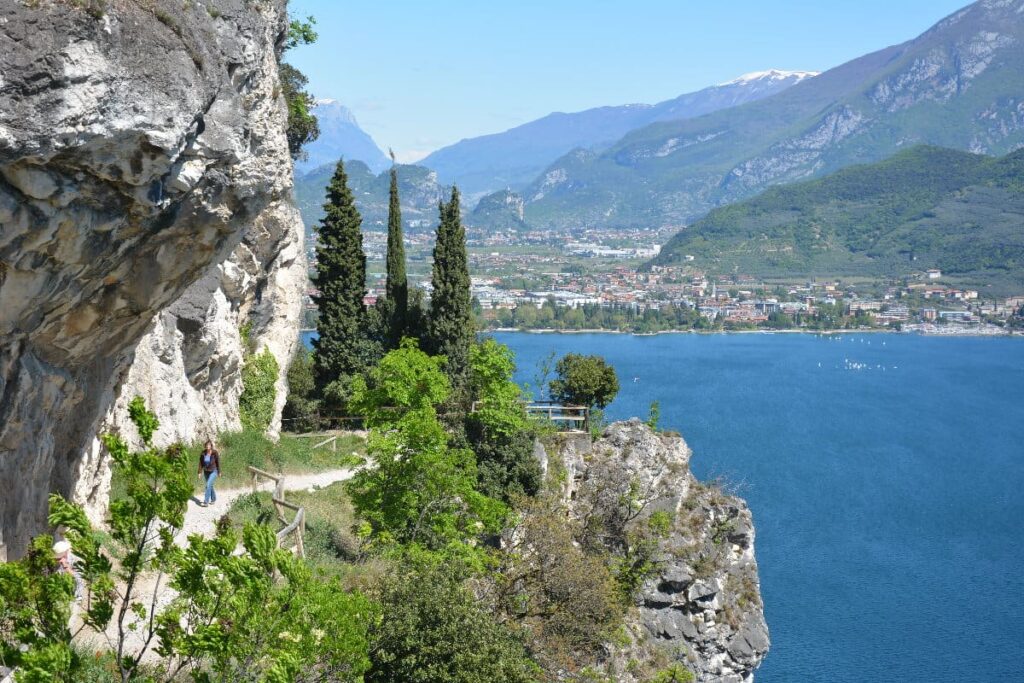 Aussichtsreich am Gardasee wandern mit Kindern - entlang der alten Ponale Strasse