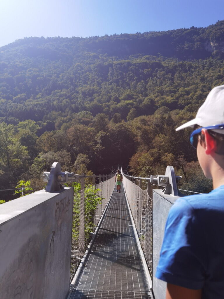 Geheimtipp Familienurlaub Gardasee: Einmal um den Tennosee wandern & über die Hängebrücke