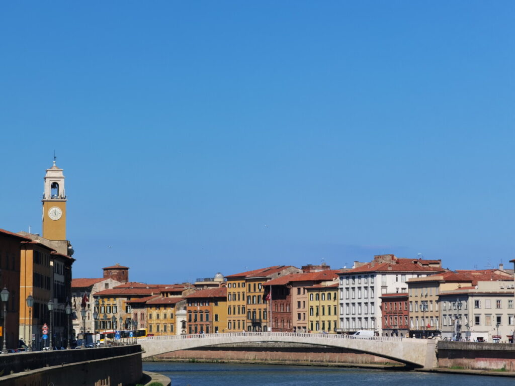 Am Arno unterwegs in Pisa mit Kindern - die Ponte di Mezzo ist eine der Altstadt Sehenswürdigkeiten