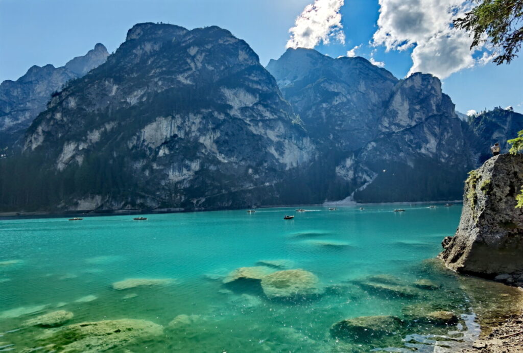 Der Pragser Wildsee schimmert im Sonnenschein türkisblau