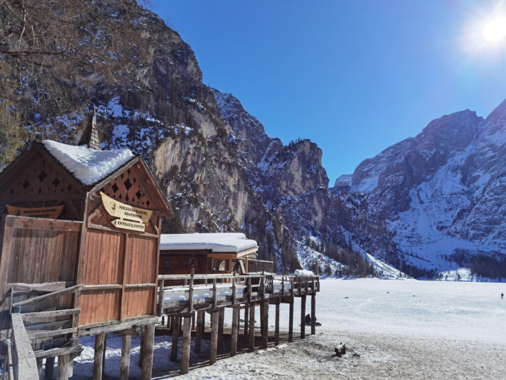 Der gefrorene Pragser Wildsee im Winter