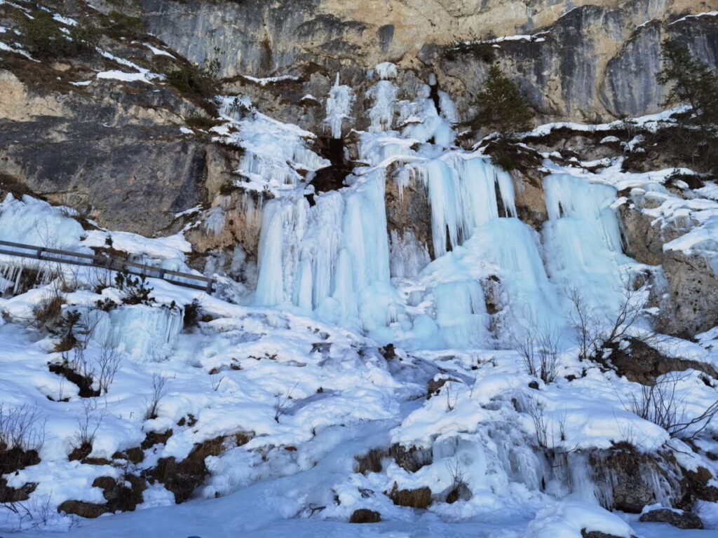 Der gefrorene Wasserfall am Pragser Wildsee