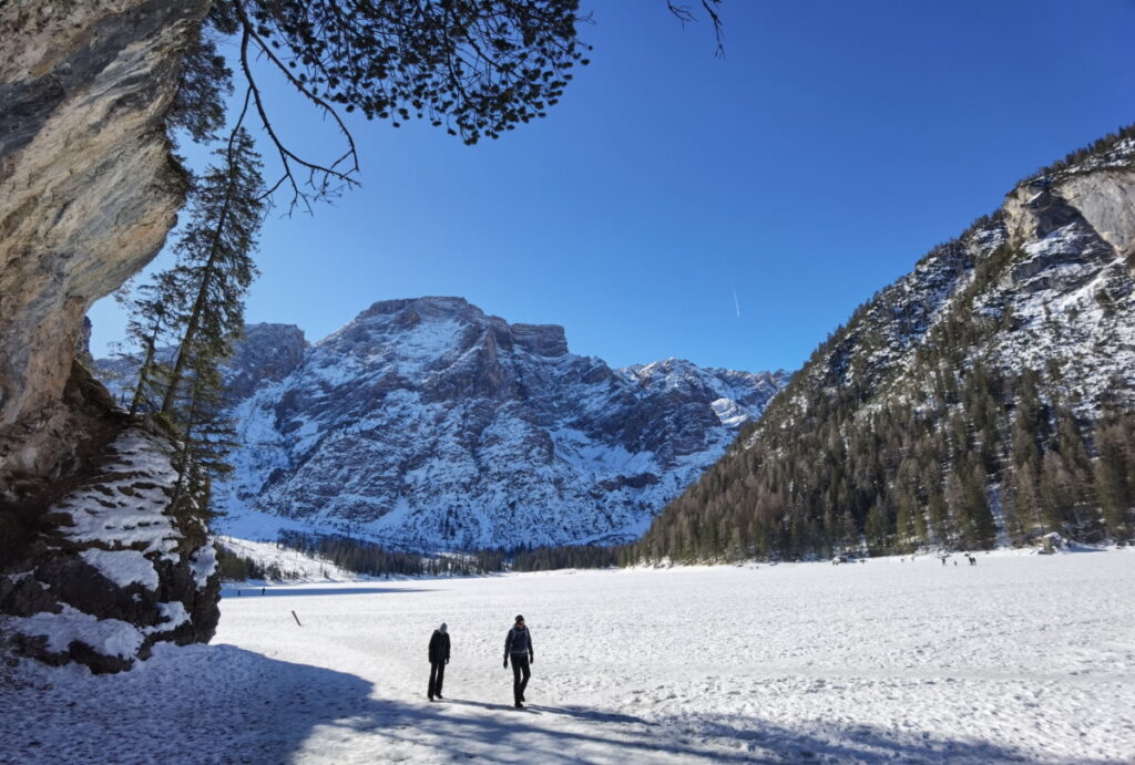 Highlight: Über das Eis auf dem Pragser Wildsee Winterwandern