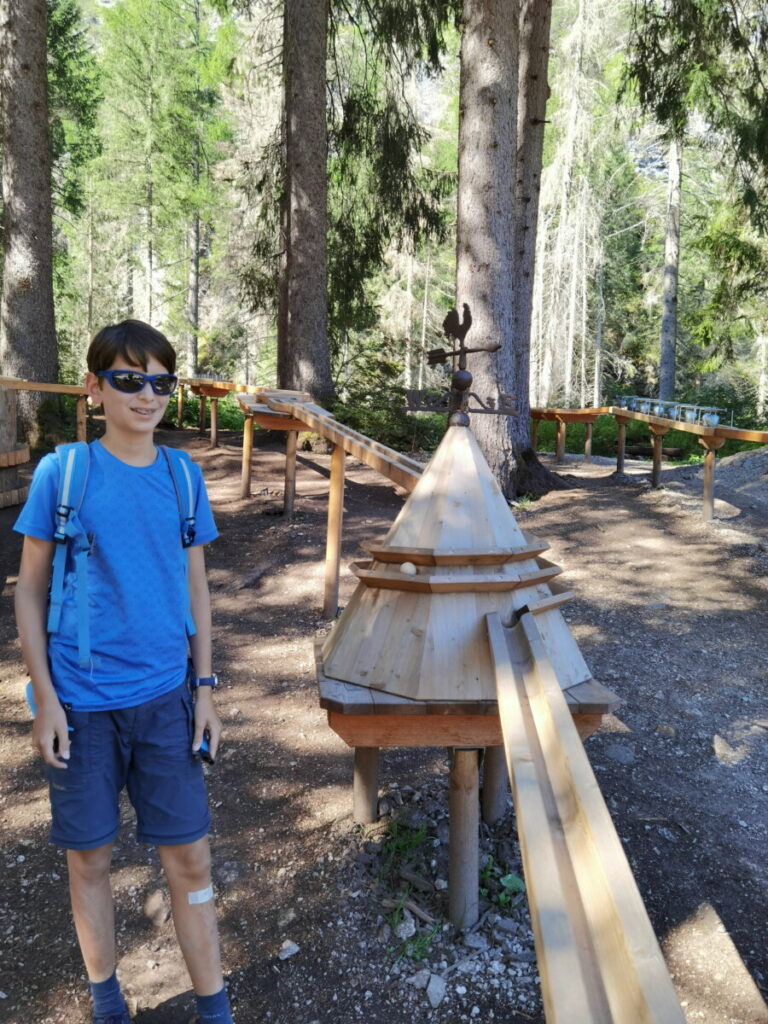 Tipp am Pragser Wildsee mit Kindern: Die Kugelbahn aus Holz ist sehr cool