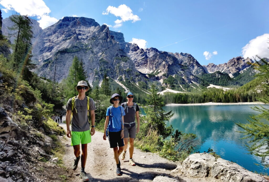 Die beliebte Pragser Wildsee Wanderung führt einmal rund um den See