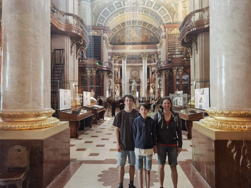 Im Prunksaal der Nationalbibliothek Wien mit Kindern